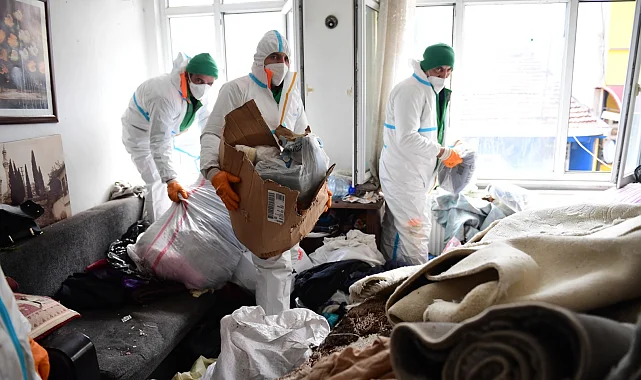 Bursa Osmangazi'den Kayıhan'daki çöp eve müdahale