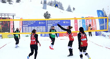 Bursa Osmangazi'den Uludağ'da nefes kesen kar voleybolu şöleni