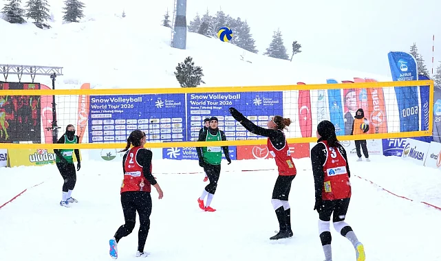 Bursa Osmangazi'den Uludağ'da nefes kesen kar voleybolu şöleni