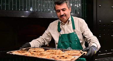 Bursa Yıldırım'da Başkan Yılmaz önce pişirdi, sonra ikram etti