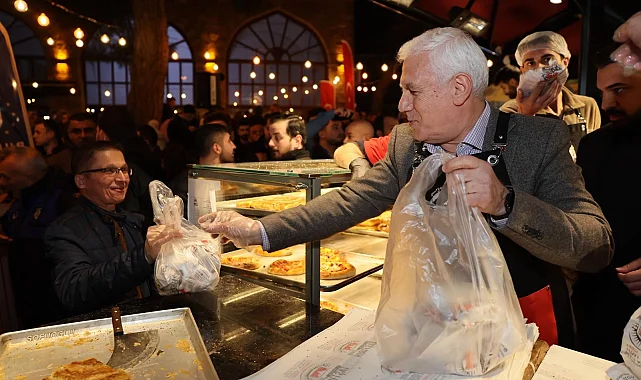 Bursa'da tahanlı pide ve çaylar Başkan Bozbey'den