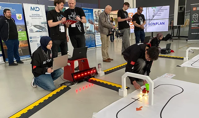 Bursalı öğrencilerden Çekya'da robotik başarısı