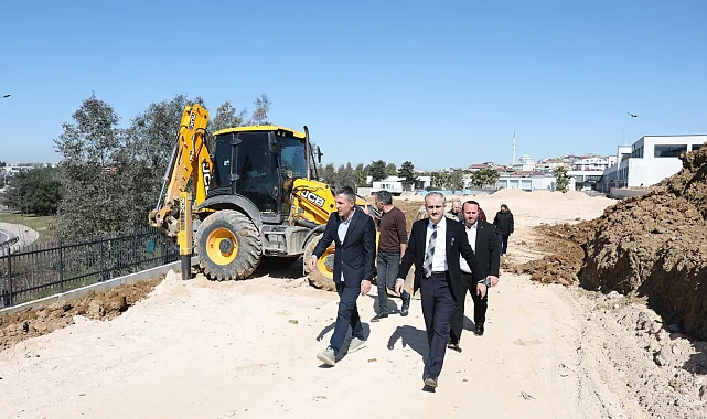 Çayırova'da Kent Park ve Fatih Sultan Mehmet Parkı'ndaki revizyon çalışmalarına yakın mercek