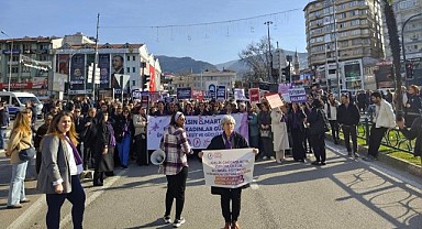 CHP Bursa Kadın Kolları 8 Mart’ta Yürüdü ve Basın Açıklaması Yaptı
