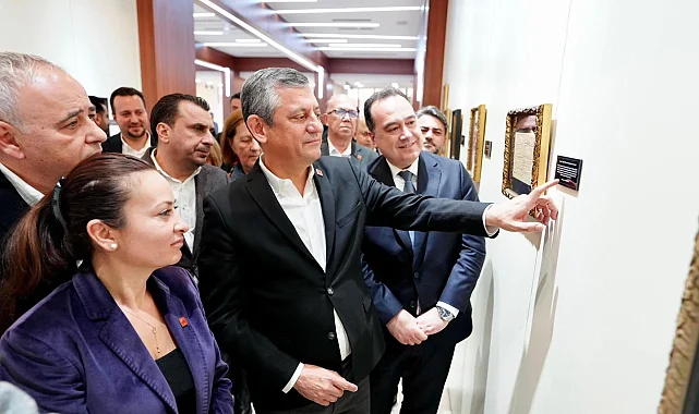 CHP lideri Özel "Sarışın Bir Kurt" sergisini gezdi