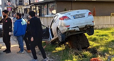 Düzce'de kontrolden çıkan otomobil kayaya çarptı: 2 yaralı!