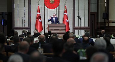 Erdoğan esnafla iftarda buluştu: Bölgesel türbülanstan başarıyla çıkacağız