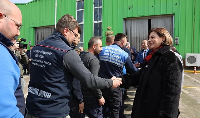 Eskişehir'de Başkan Ünlüce personelle bayramlaştı