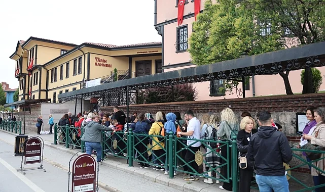 Eskişehir'de müzeler ve parklar doldu taştı