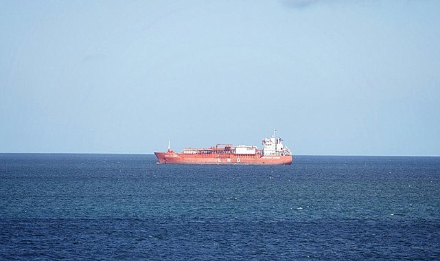 Hürmüz Boğazı’nda Patlama: Gemiler Uyarıldı