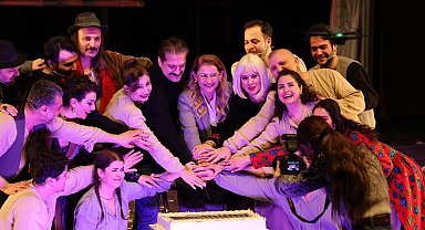 İstanbul Bakırköy'de sahne çiçek bahçesine dönüştü