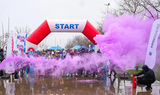İstanbul Maltepe'de epilepsi farkındalığı için mor koşu