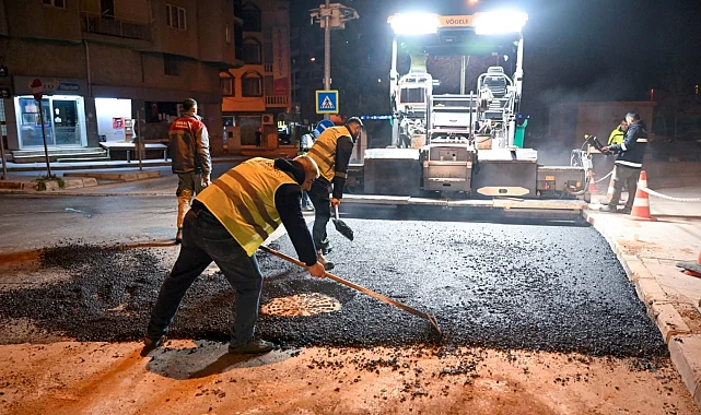 İzmir Bornova'da gece asfalt mesaisi