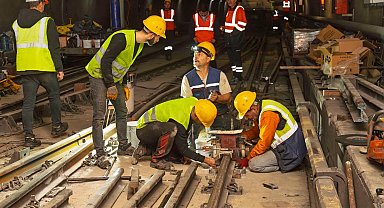 İzmir Bornova'da metro hattında raylar yenileniyor
