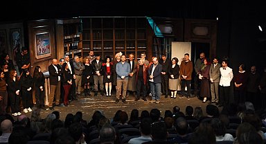 İzmir Bornova'da tiyatroya alkış