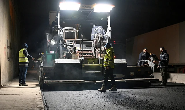 İzmir Bornova'da yağmur sonrası asfalt serimi başladı