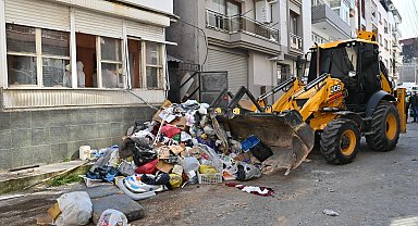 İzmir Karabağlar'da çöp ev temizlendi.. 15 kamyon atık çıkarıldı