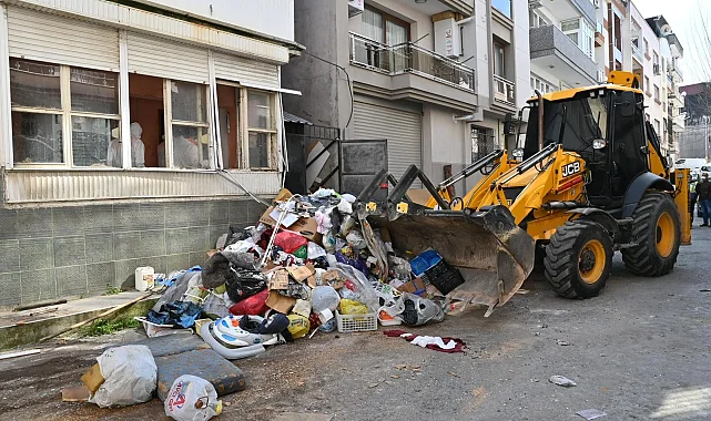 İzmir Karabağlar'da çöp ev temizlendi.. 15 kamyon atık çıkarıldı