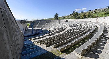 İzmir'de Aşık Veysel Amfi Tiyatro'ya yeni sezon öncesi bakım