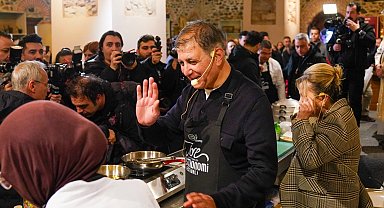 İzmir'de Başkan Tugay önlüğü giyip, mutfağa girdi... Yemekler Başkan Tugay'dan