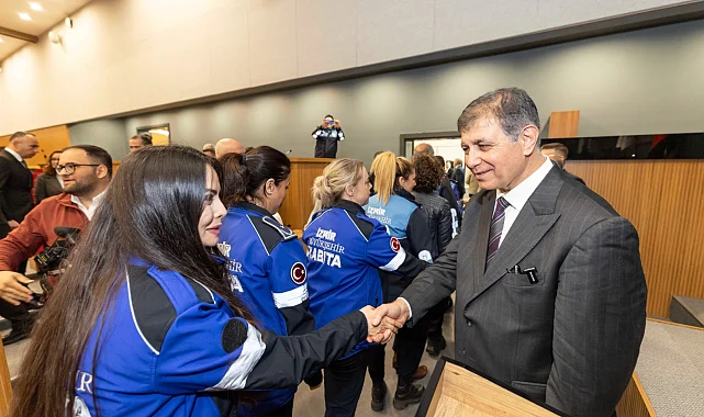 İzmir'de Başkan Tugay personelle bayramlaştı