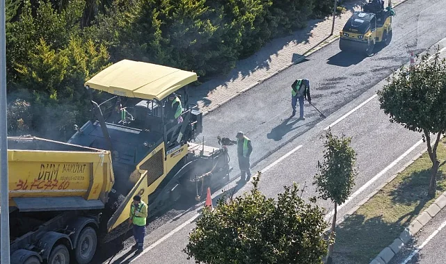 İzmir'de Çeşme'nin yolları yaza hazırlanıyor