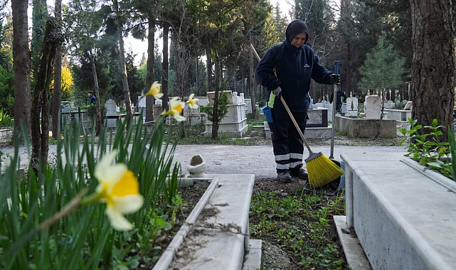 İzmir'de mezarlıklar bayrama hazırlanıyor