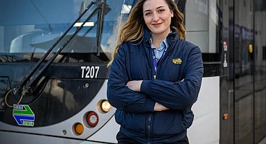 İzmir'de tramvay koltuğunda bir kadın... Raylarda kadın gücü