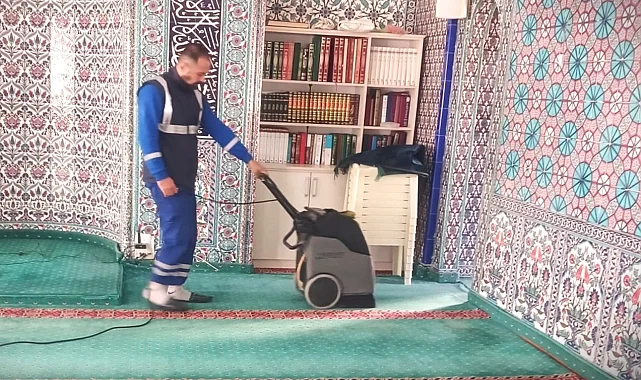 İzmir'in camilerinde bayram temizliği