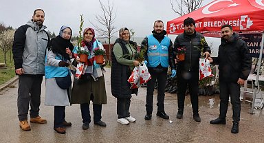 İzmit Belediyesi mezarlıklar için binlerce fide dağıttı