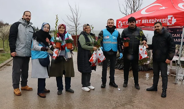 İzmit Belediyesi mezarlıklar için binlerce fide dağıttı
