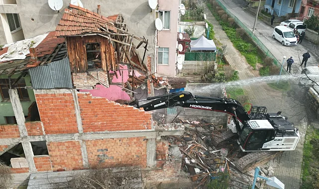 İzmit Kozluk'ta tehlike oluşturan metruk binaya yıkım