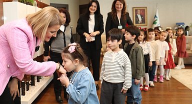 İzmitli miniklerden Fatma Başkan'a bayram sürprizi