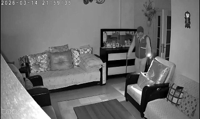 Kamerayı açınca evine giren hırsızı gördü, 'çık oradan' diye bağırdı