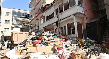 Karabağlar'da 'çöp ev'den 12 kamyon atık çıkarıldı