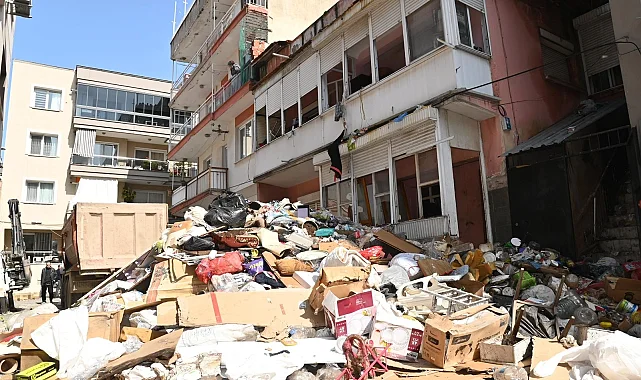 Karabağlar'da 'çöp ev'den 12 kamyon atık çıkarıldı