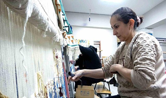 Keşap’ta Kadınlar Kilim Dokuyarak Geleneği Yaşatıyor
