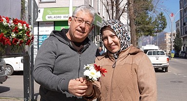 Kestel’de Kadınlar Günü Çiçeklerle Kutlandı