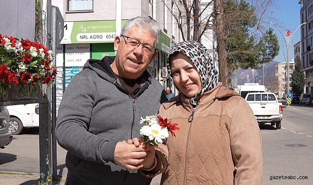 Kestel’de Kadınlar Günü Çiçeklerle Kutlandı