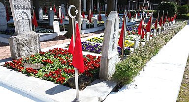 Kocaeli Büyükşehir'den 18 Mart öncesi şehitliklerde titiz çalışma