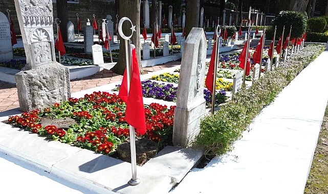 Kocaeli Büyükşehir'den 18 Mart öncesi şehitliklerde titiz çalışma