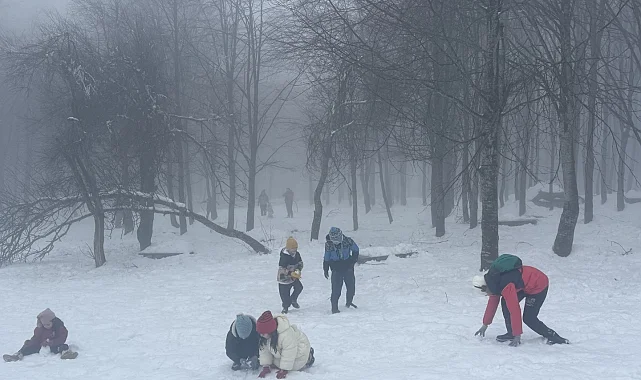 Kocaeli Kuzuyayla'da bayram sevinci karla buluştu