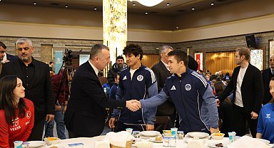 Kocaeli'de Başkan Büyükakın başarılı sporcularla iftar yaptı