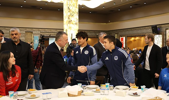 Kocaeli'de Başkan Büyükakın başarılı sporcularla iftar yaptı
