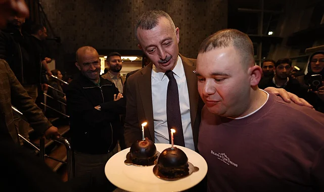 Kocaeli'de Başkan Büyükakın'dan Arif'e doğum günü sürprizi