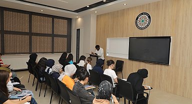 Konya Karatay'da gençlere 18 branşta eğitim fırsatı sunuyor