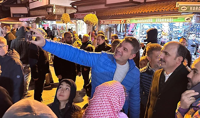 Konya'da son teravih sonrası çarşıda vatandaşlarla buluştu