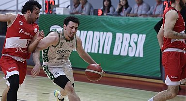 Lider Sakarya play-off'a çeyrek finalden gidiyor