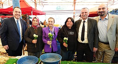 Manisa'da 8 Mart'ta kadınlara çiçek sürprizi