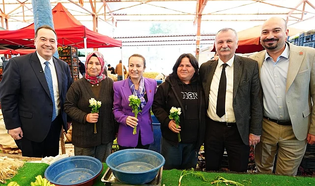 Manisa'da 8 Mart'ta kadınlara çiçek sürprizi